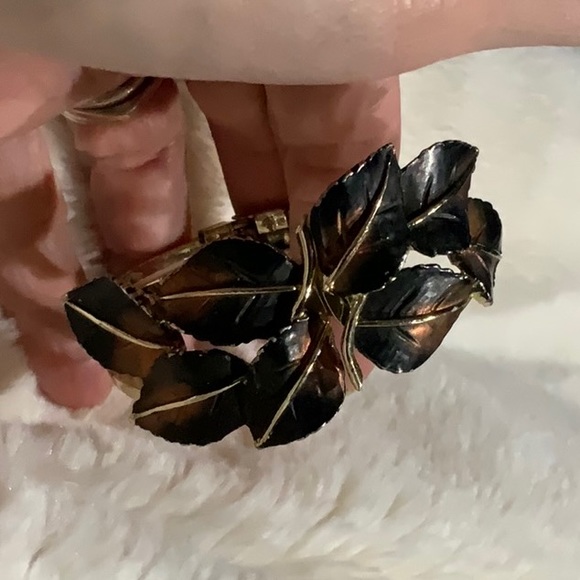 Clamper Style Leaf Motif Bracelet - Picture 6 of 16